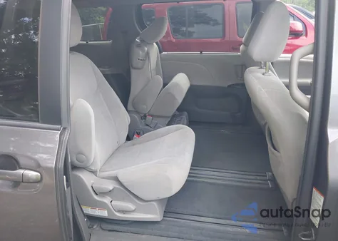 2015 Toyota Sienna Le z USA, uszkodzony, nr VIN 5TDKK3DC8FS632906